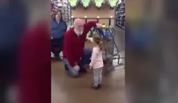 Así reaccionó el hombre al que una niña confundió con Santa Claus  en un supermercado