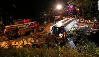 19 muertos y decenas de heridos en accidente de autobús en Hong Kong