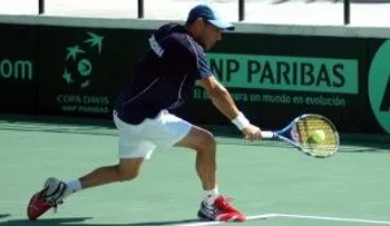 El dominicano Victor Estrella cae en primera ronda contra portugués Sousa