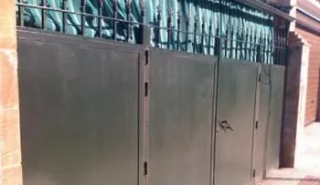 Niño muere al caerle puerta de hierro