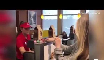 Fue a comer con su hija sordomuda y la cajera la sorprendió (VIDEO)