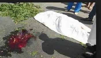 Mujer embarazada se lanza contra vehículo en marcha
