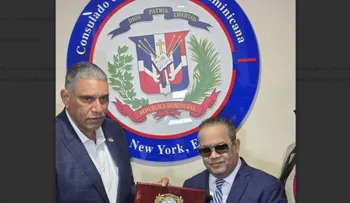 Héctor Acosta "El Torito" recibe la máxima distinción en el Consulado Dominicano de Nueva York