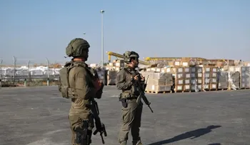 Enviado de EE.UU. para Oriente Medio visita un punto de reparto de comida en Gaza
