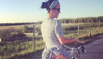 Katy Perry enseña trasero montando bicicleta