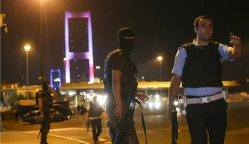 Soldados golpistas ocupan la emisora privada CNNTürk y cortan su emisión