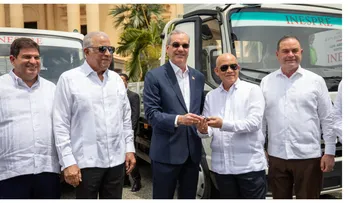 Presidente Abinader entrega vehículos a Inespre