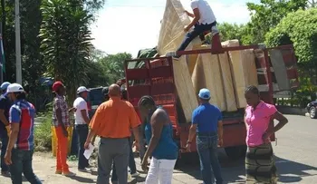 Gobierno auxilia 25 familias afectadas por incendio en Santiago
