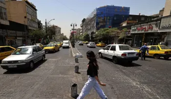 Mujeres iraníes desafían la reimposición del uso obligatorio del hiyab