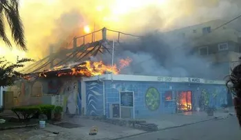 Fuego ocurrió en Cabañas Elke, no en hotel; afectó más de 15; bomberos duraron más de una hora