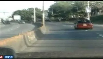 Un conductor abusador atropella agente de seguiridad y lo transporta en techo del vehículo
