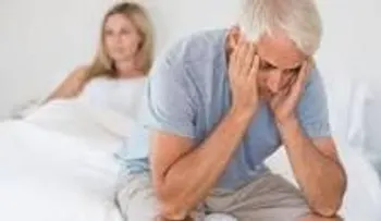 El hombre de 75 años trata, y la mujer de 25, le miente