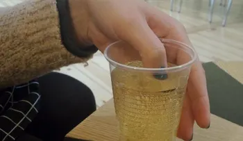 Ella sumergió sus uñas en una bebida y cuando el barniz cambió de color, llamó a la policía