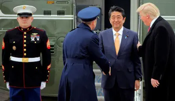 Trump y el extraño e incómodo apretón de manos al primer ministro japonés