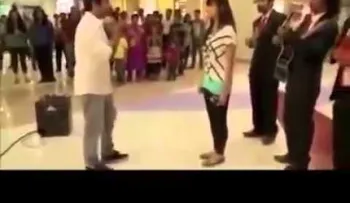 Hombre le pide matrimonio y mira lo que pasa