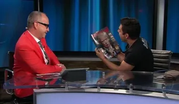El actor Omar Chaparro rompe una foto de Trump en vivo en 'Showbiz'