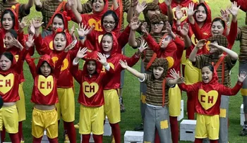 Miles rinden homenaje a Chespirito en México 