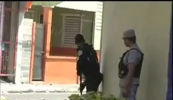 Momento en que le dan un tiro a un policia en protestas SFM