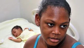 Madre de bebé dio a luz habibante número 10 millones seguirá hospitalizada