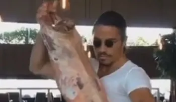 El famoso chef "Salt Bae" revoluciona Instagram al bailar con un cerdo (muerto)