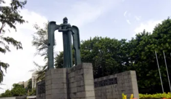 Roban 21 banderas de monumentos de Constanza, Maimón y Estero Hondo en La Feria