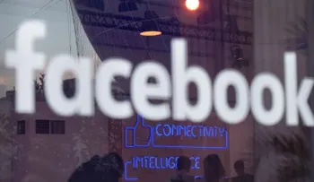 Facebook suspende a Cambridge Analytica, firma de datos ligada a campaña de Trump