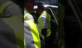 Agentes de AMET salvan niña de morir asfixiada dentro de vehículo (VIDEO)