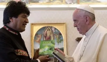 Evo Morales le regala al Papa libros sobre los beneficios de la cocaína