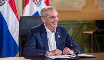 Abinader defiende su gestión en vivienda y titulación: "No les gusta que comparen 6 contra 20"