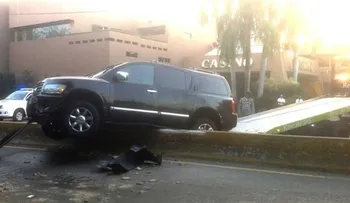 Joven se accidenta y sube jeepeta al muro que divide la Máximo Gómez