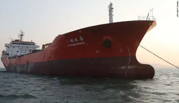 Corea del Sur detiene un barco que estaría llevando petróleo a Corea del Norte