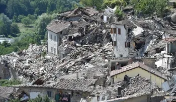 "No sabemos cuánta gente hay enterrada aquí": la desesperada búsqueda de sobrevivientes en Italia