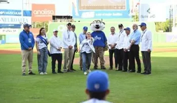 Embajadora de EE.UU., Leah Francis Campos, lanza la primera bola en el partido Tigres del Licey y Leones del Escogido