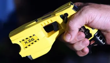 EE.UU.: Un niño pregunta a un policía cómo funciona su 'taser' y este lo electrocuta
