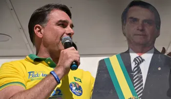 Flávio Bolsonaro se autoproclama "líder de Brasil" y llama a sus seguidores a mantener la "lucha por la democracia"
