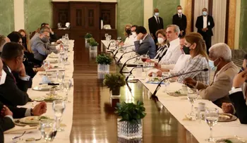 Abinader pide a ejecutivos de medios apoyar la jornada de vacunación
