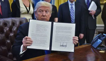Trump firma 3 nuevos decretos sobre ISIS, seguridad nacional y cabildeo