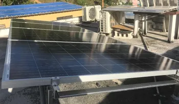Cansado de la falta de electricidad en Puerto Rico, este hombre construyó su propio sistema de energía solar
