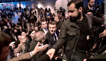 Macron despide a su guardaespaldas por comportamiento violento en protestas de París