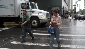 Esta ciudad prohíbe que mires tu celular mientras cruzas la calle