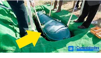 Un marido avaricioso exige a su mujer que lo entierre con todo su dinero y llega el día de su muerte