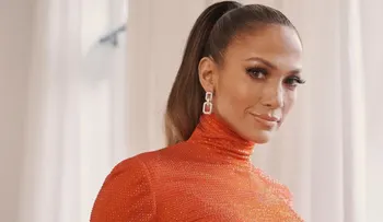 Jennifer López; vestido le juega una mala pasada, y pone a dudar de su "despampanante" figura 
