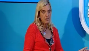 Video: Un perro enseña a un bebé cómo gatear