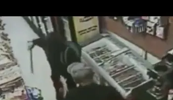 Intentan asaltar una tienda con machetes, pero se encontraron con una gran sorpresa (VIDEO)
