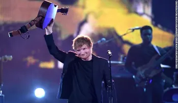 Ed Sheeran se compromete con su novia Cherry Seaborn