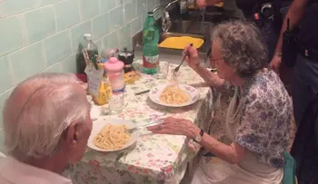 Policías italianos cocinan pasta para una pareja de ancianos que se sentían solos