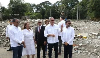 Abinader supervisa construcción parque en el río Jaya