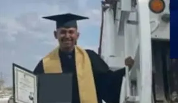 Joven se gradúa de abogado tras cinco años recogiendo basura