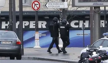 Atacante amenaza con matar a rehenes si atacan hermanos 