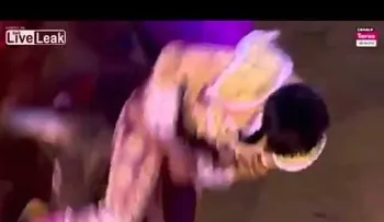 Un toro embiste de forma espeluznante al torero (FUERTES IMÁGENES)